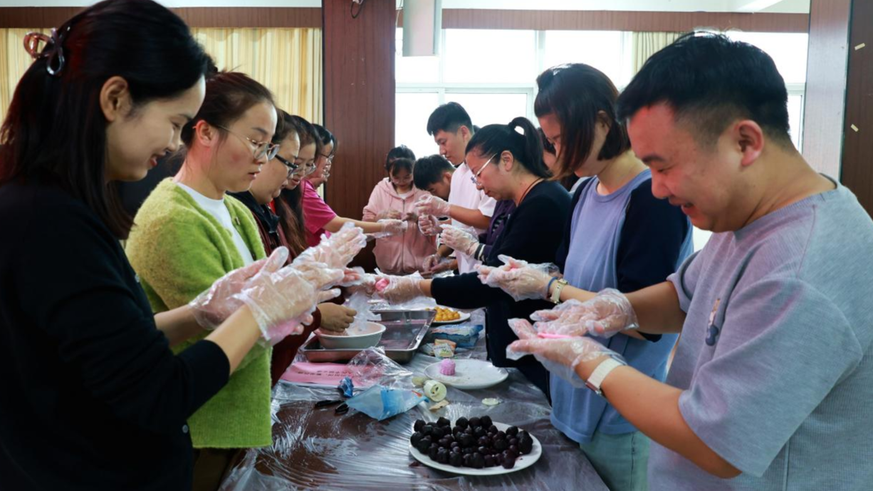 埇桥区汴河街道：巧手做月饼 邻里聚温情