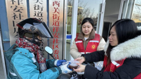 埇桥区西关街道祥安社区腊八节情系户外劳动者