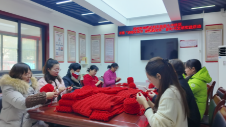 埇桥区：一针一线“织”出社区情 暖冬围巾“系”紧邻里心