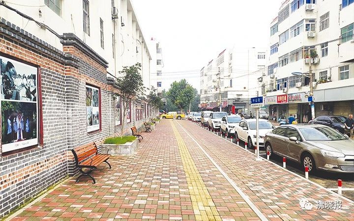 改造后的埇桥街道中山街人行道宿城"老照片"文化长廊.