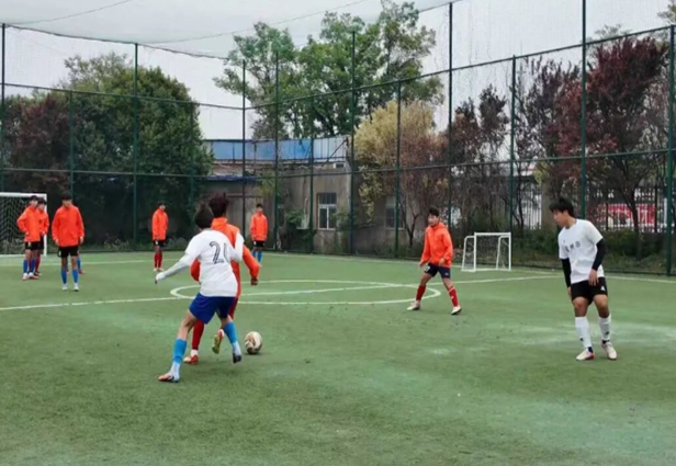 《埇桥新闻网》4月19日报道：烈日下的“绿茵华章”：宿州少年，为梦而战