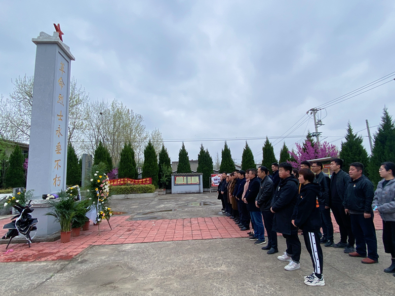 符离镇开展学党史祭英烈践初心清明烈士墓祭扫活动