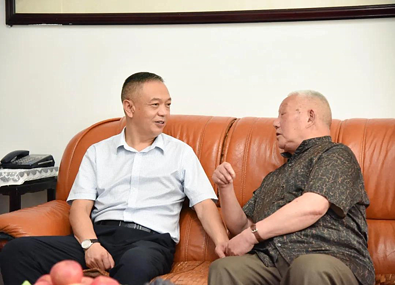 朱卫东亲切看望慰问老同志