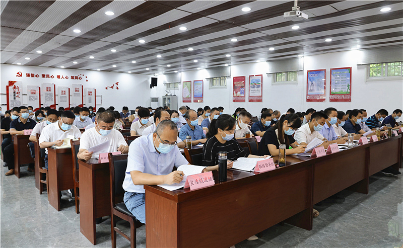 史峰指出,全区各单位严格按照"规定动作不走样,自选动作不跑偏"的要求