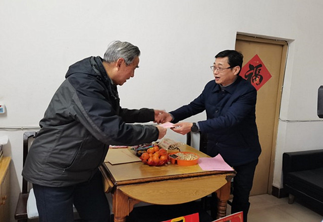 张祖新看望慰问离退休老干部