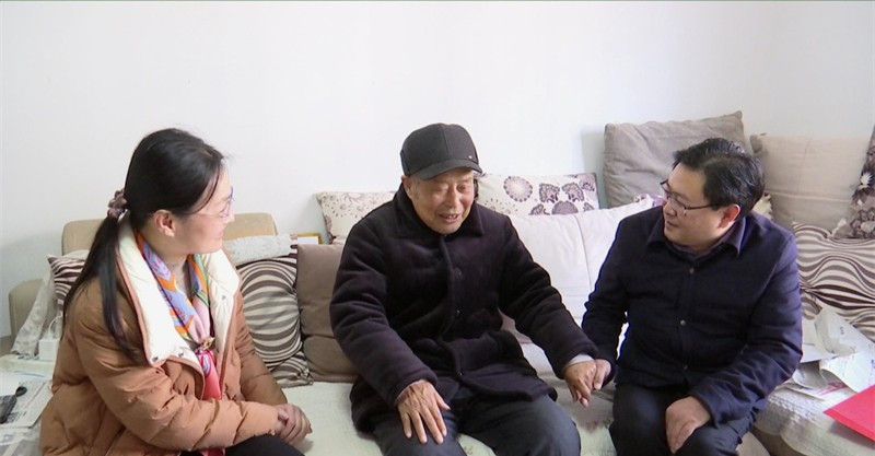 67在老干部家中,魏启宏与老干部手拉手亲切交流